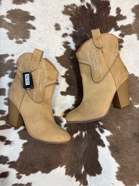 Women's Tan Faux Suede Western-Style Block Heel Booties